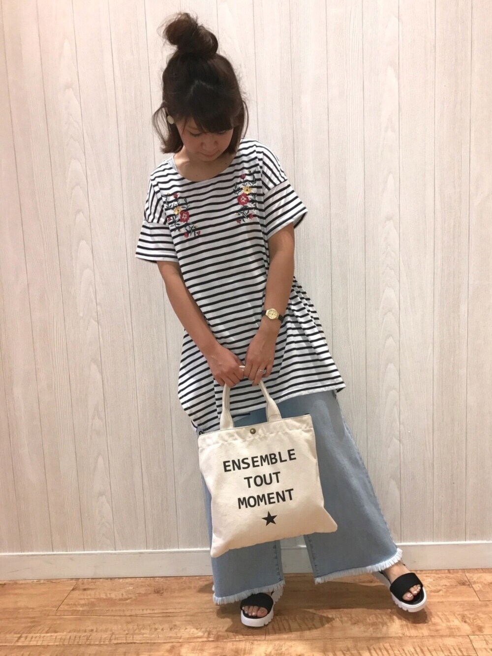 ブルー系のデニムパンツ、ブラック系のその他シューズ、ホワイト系のトートバッグを着用したレディースの夏コーディネートの1枚目の写真