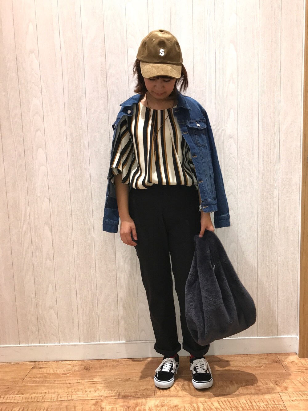 ブラック系のシャツ/ブラウス、ブラック系のその他パンツ、ブルー系のデニムジャケットを着用したレディースの秋コーディネートの1枚目の写真