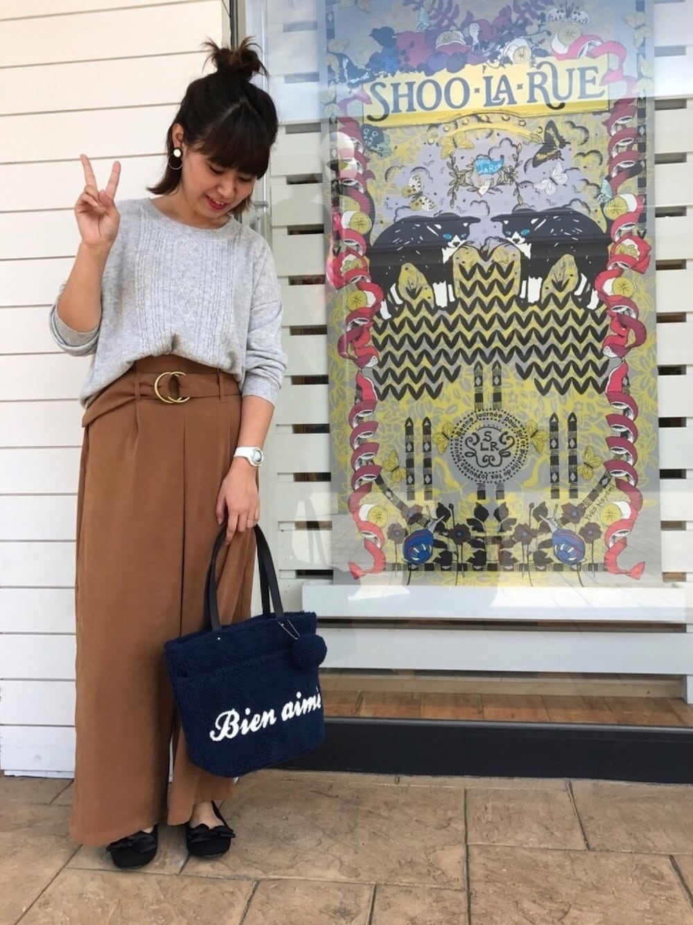 ブラック系のその他シューズ、ブラウン系のその他パンツ、グレー系のニット/セーターを着用したレディースの秋コーディネートの1枚目の写真