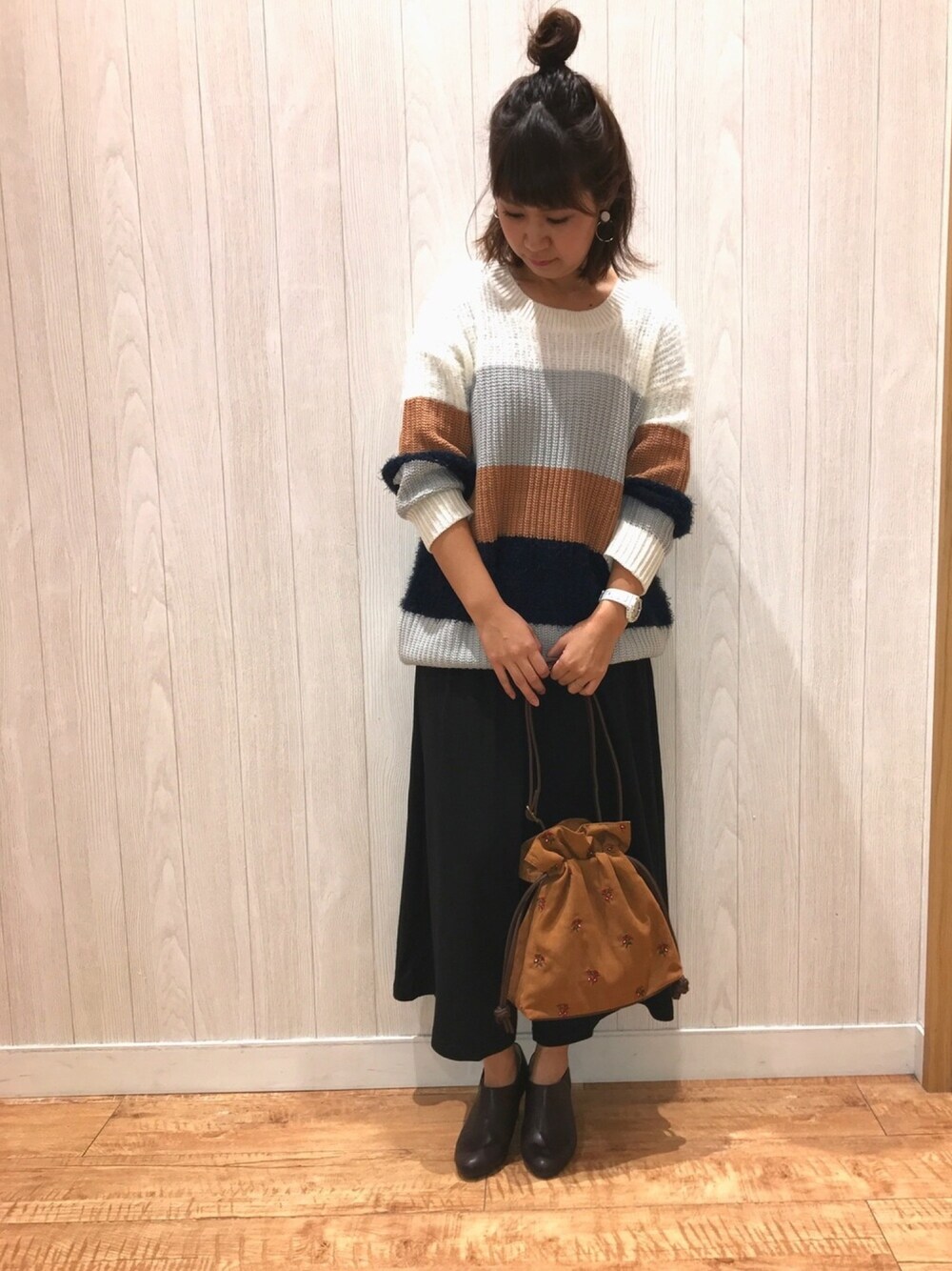 ブラック系のその他パンツ、ブラウン系のブーツ、ブラウン系のショルダーバッグを着用したレディースの秋コーディネートの1枚目の写真