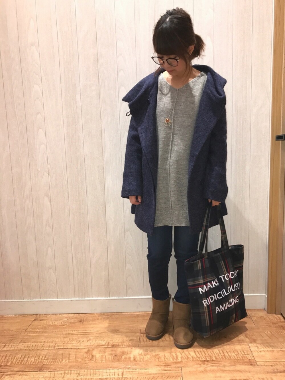 グレー系のTシャツ/カットソー、ブルー系のその他アウター、ブルー系のデニムパンツを着用したレディースの秋コーディネートの1枚目の写真