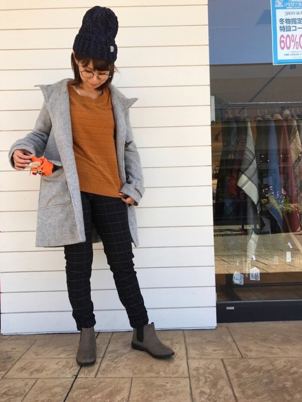 ブラウン系のニット/セーター、グレー系のダッフルコート、ブラック系のその他パンツを着用したレディースの秋コーディネートの1枚目の写真