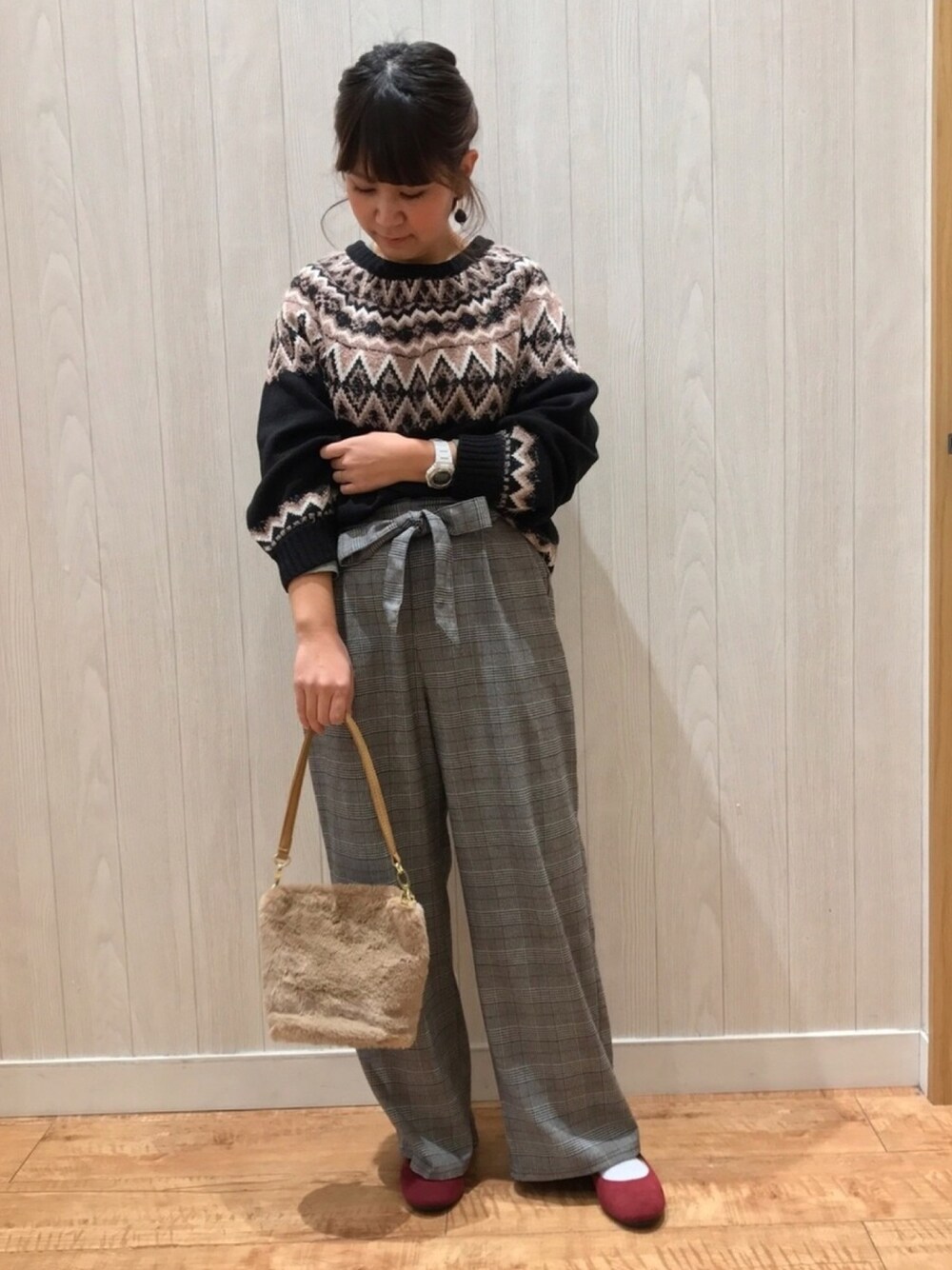 ブラック系のニット/セーター、ブラック系のその他パンツ、レッド系のパンプスを着用したレディースの冬コーディネートの1枚目の写真