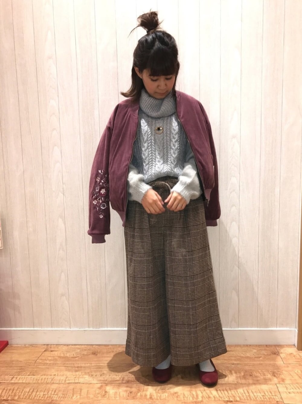 ピンク系のミリタリージャケット、ブラウン系のその他パンツ、レッド系のパンプスを着用したレディースの冬コーディネートの1枚目の写真