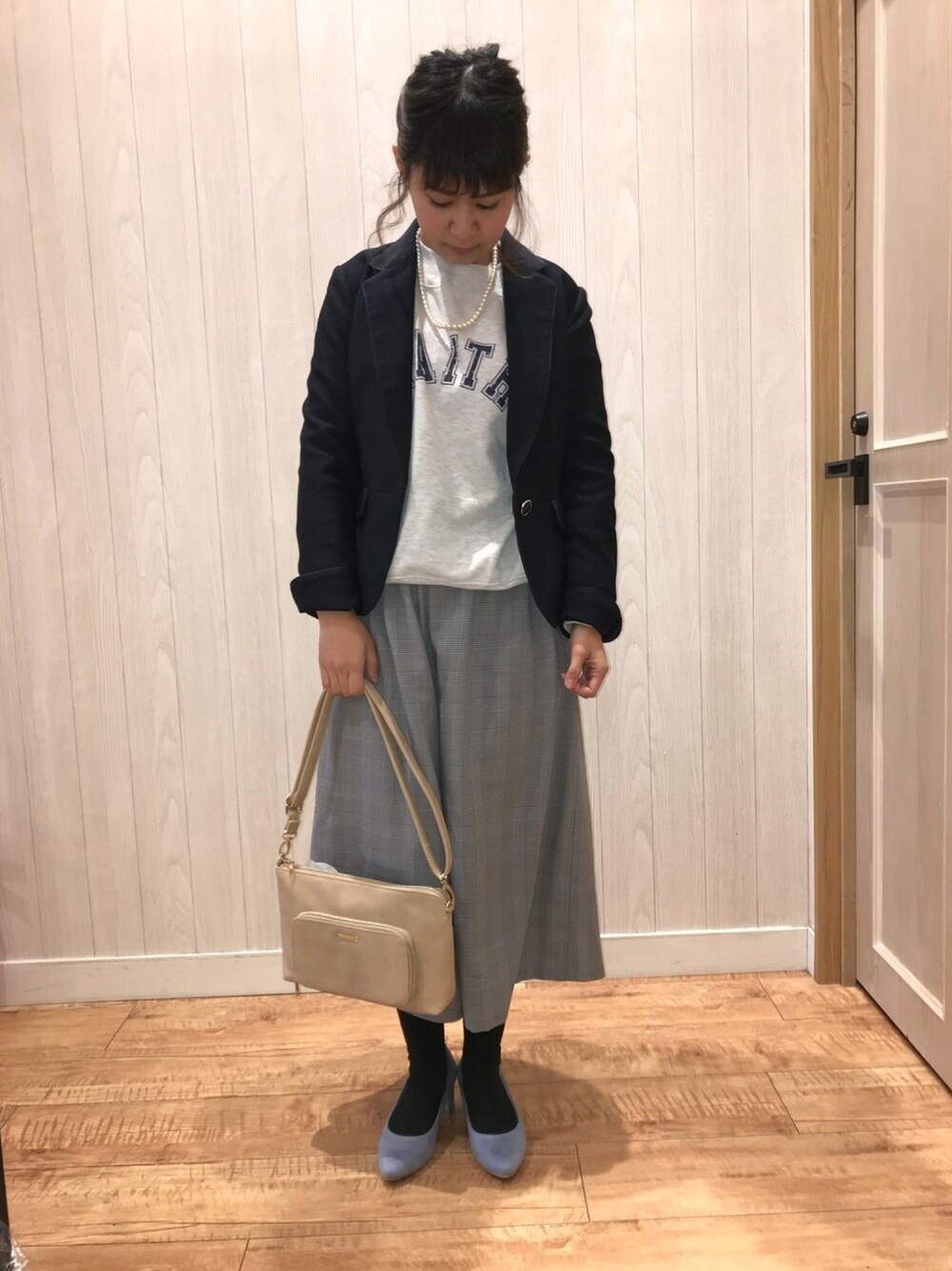 「セレモニー、入園式、入学式、卒園式、卒業式、テーラードジャケット、ロゴスウェット、グレンチェック、パンプス、シューラルー」｜「SHOO・LA・RUEの【洗える】ストレッチドビーテーラードジャケット（テーラードジャケット、ブルー系）」を使った、チエさん（レディース・156cm）の冬コーディネートの1枚目の写真
