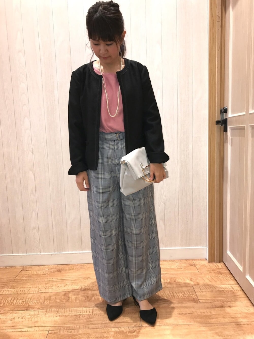 ブラック系のノーカラージャケット、ピンク系のニット/セーター、イエロー系のその他パンツを着用したレディースの春コーディネートの1枚目の写真