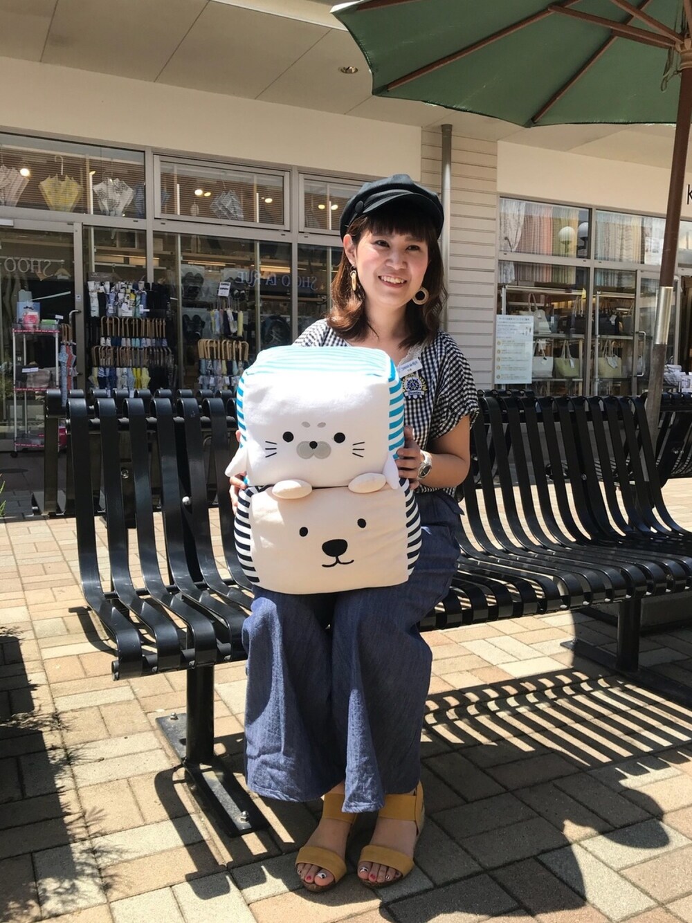 「夏コーデ、カジュアルコーデ、ギンガムチェック、ブラウス、ワイドパンツ、サンダル、マリンキャップ、クッション、シューラルー」｜「SHOO・LA・RUEのひんやりもちもちキューブクッション（クッション/クッションカバー、ホワイト系）」を使った、チエさん（レディース・156cm）の春コーディネートの1枚目の写真