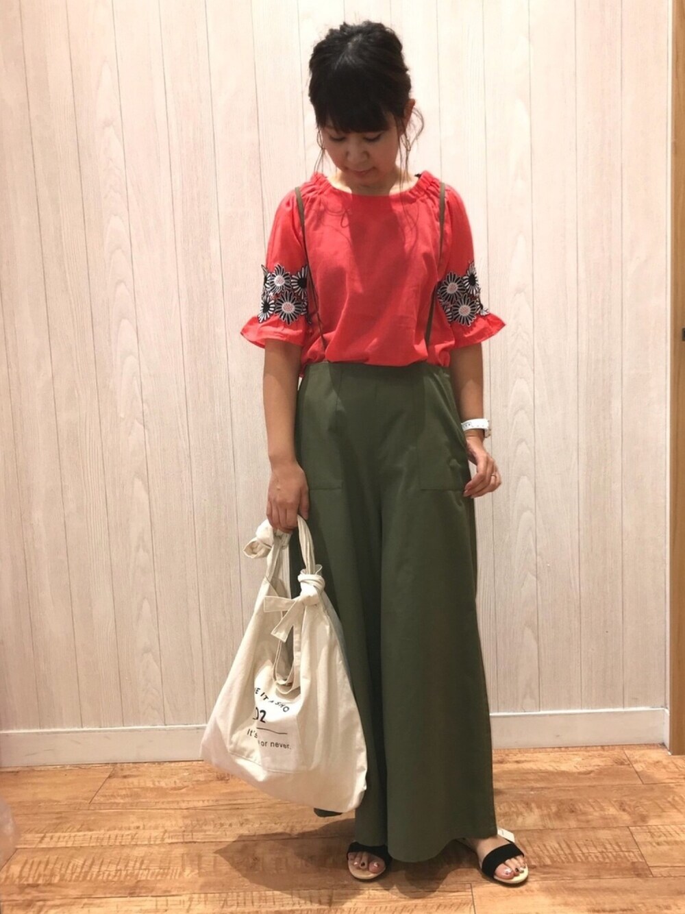 グリーン系のサロペット/オーバーオール、ブラック系のサンダル、ホワイト系のトートバッグを着用したレディースの夏コーディネートの1枚目の写真