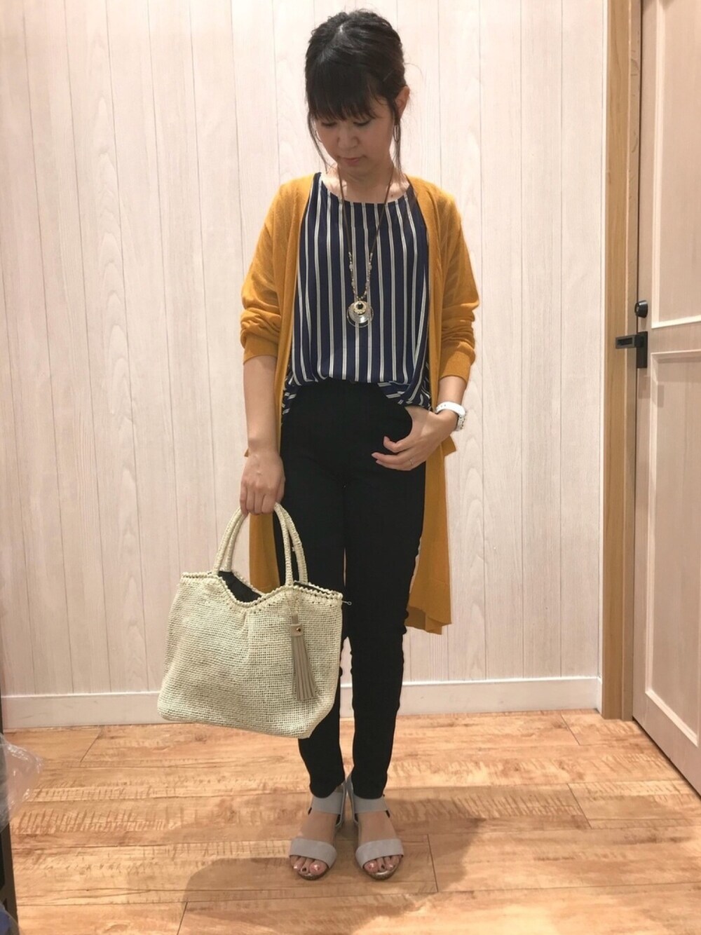 ブルー系のTシャツ/カットソー、イエロー系のカーディガン/ボレロ、ブラック系のその他パンツを着用したレディースの夏コーディネートの1枚目の写真