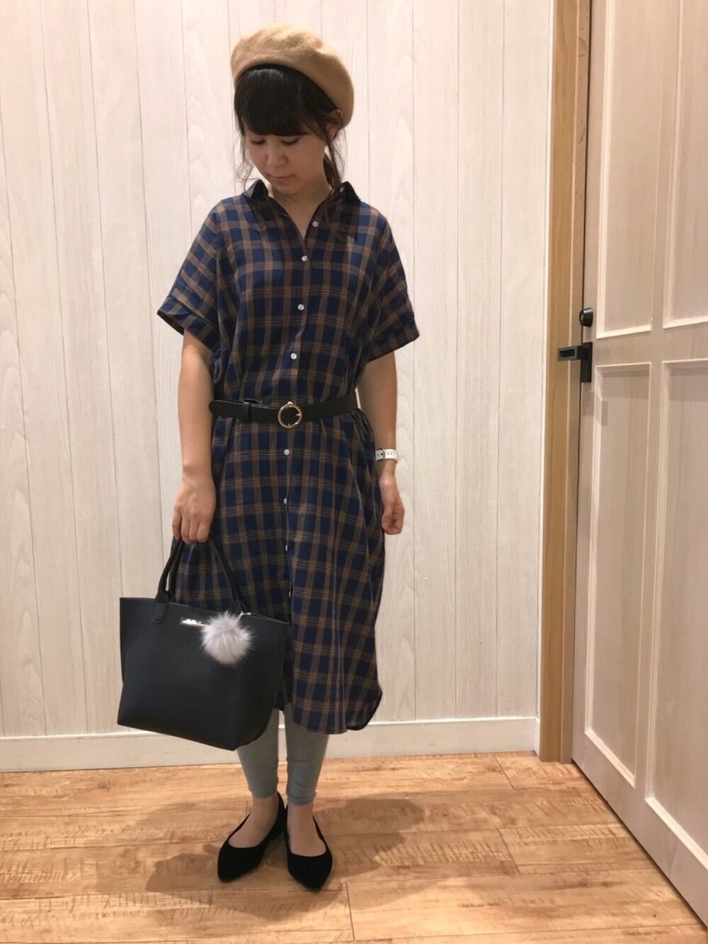 ブルー系のワンピース、ブラック系のパンプス、ブラック系のトートバッグを着用したレディースの夏コーディネートの1枚目の写真