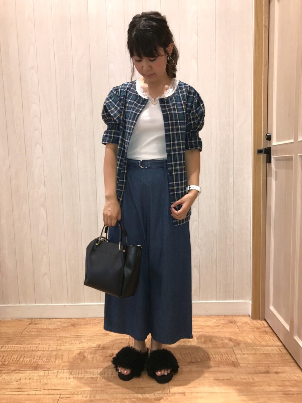 グリーン系のシャツ/ブラウス、ブルー系のデニムパンツ、ブラック系のサンダルを着用したレディースの夏コーディネートの1枚目の写真