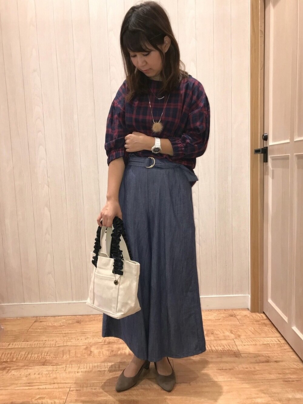 「秋コーデ、チエック、チェックシャツ、ブラウス、ワイドパンツ、デニム、パンプス、トートバッグ、シューラルー、オトナカジュアル」｜「SHOO・LA・RUEのヘムギャザーチェック7分袖ブラウス（シャツ/ブラウス、ブルー系）」を使った、チエさん（レディース・156cm）の夏コーディネートの1枚目の写真