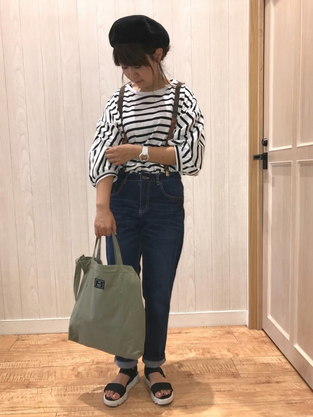 ブラック系のサンダル、グリーン系のショルダーバッグ、ブラック系のTシャツ/カットソーを着用したレディースの夏コーディネートの1枚目の写真