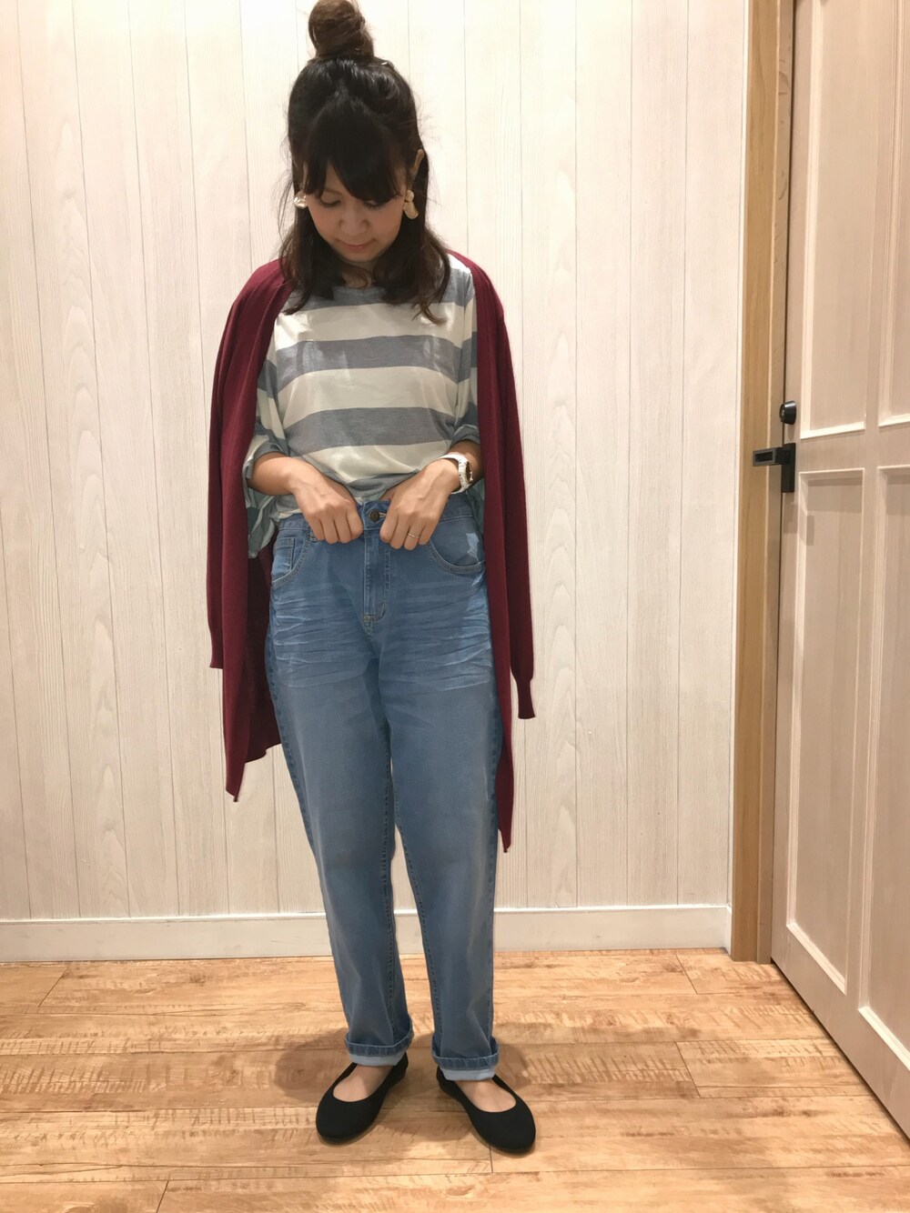 グレー系のTシャツ/カットソー、レッド系のカーディガン/ボレロ、ブルー系のデニムパンツを着用したレディースの夏コーディネートの1枚目の写真