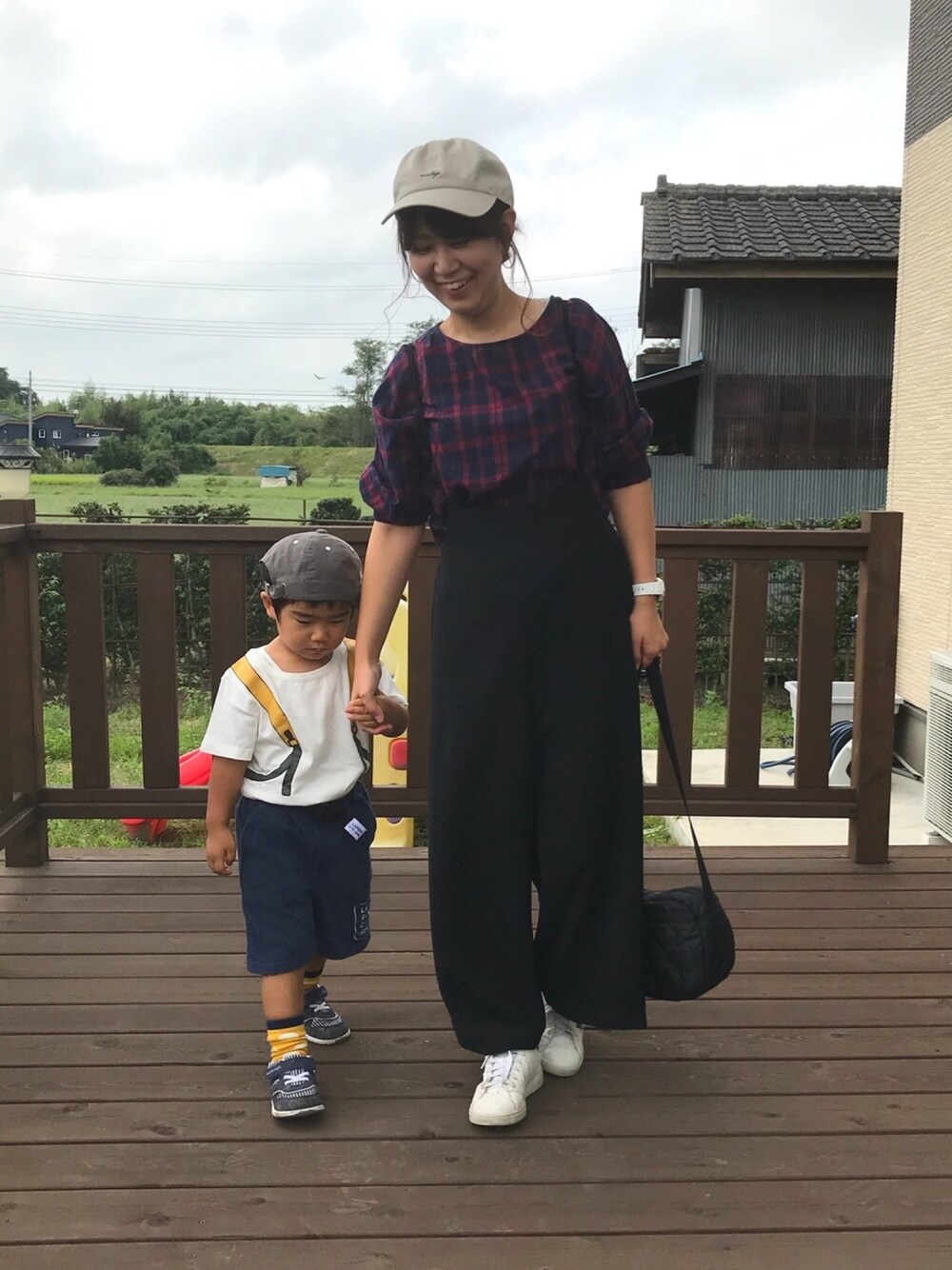 ブルー系のシャツ/ブラウス、ホワイト系のTシャツ/カットソー、イエロー系のソックス/靴下を着用したレディースの秋コーディネートの1枚目の写真