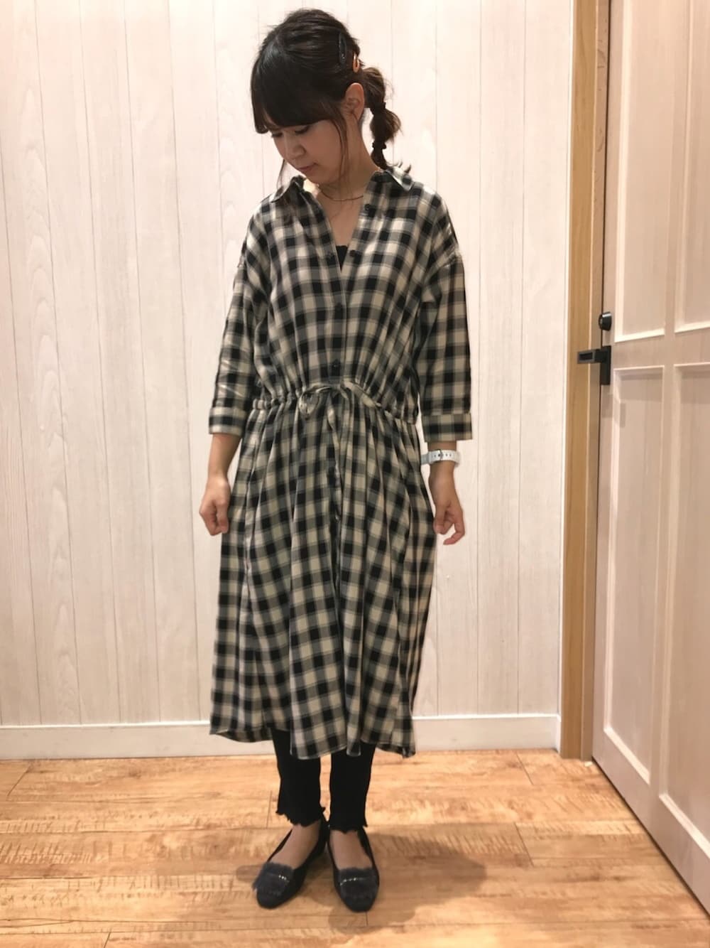 ブラック系のワンピース、ブラック系のその他パンツ、グレー系のパンプスを着用したレディースの秋コーディネートの1枚目の写真