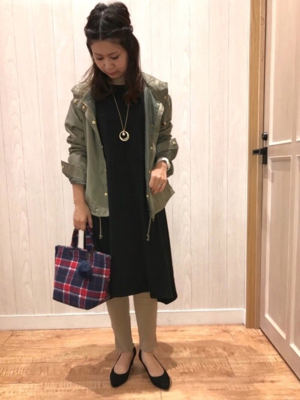 ブラウン系のその他パンツ、ブラック系のパンプス、ブルー系のトートバッグを着用したレディースの秋コーディネートの1枚目の写真