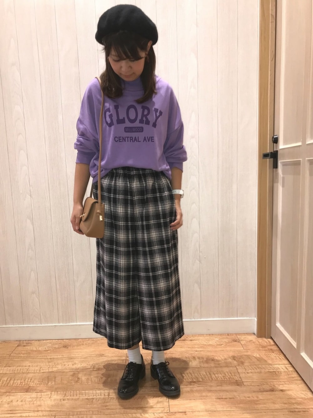 ベージュ系のバッグ、パープル系のスウェット、ブラック系のその他パンツを着用したレディースの秋コーディネートの1枚目の写真