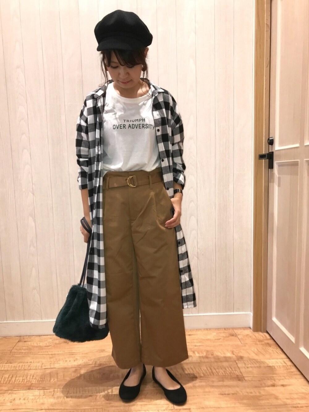 「秋コーデ、シャツワンピ、ワンピース、チェック、チノパン、ブラウン、パンプス、マリンキャップ、シューラルー、ファー小物」｜「Cutie Blondeのシャツディガン+Tシャツセット（その他トップス、ブラック系）」を使った、チエさん（レディース・156cm）の秋コーディネートの1枚目の写真