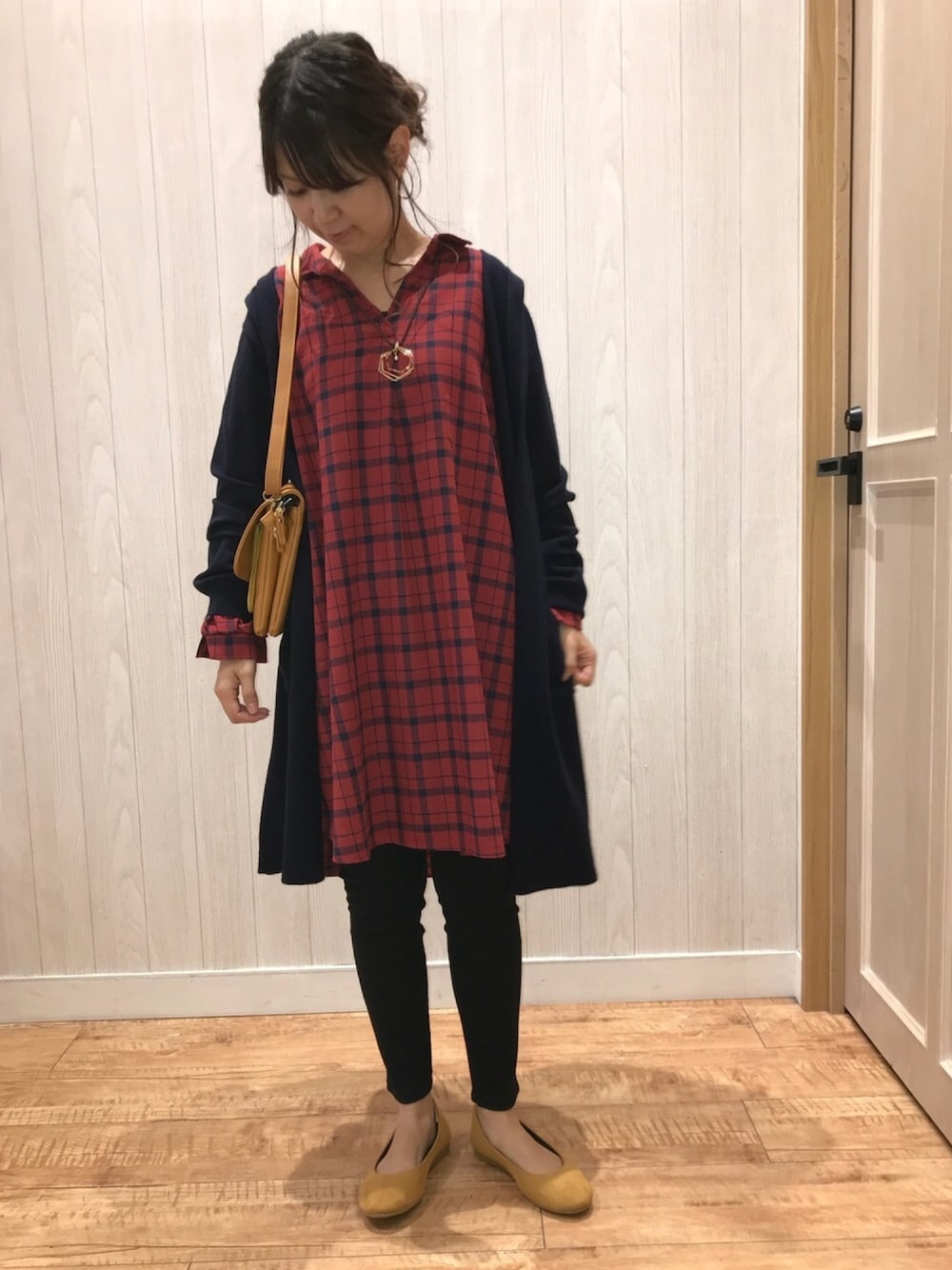 レッド系のワンピース/ドレス、ブルー系のカーディガン/ボレロ、イエロー系のその他シューズを着用したレディースの秋コーディネートの1枚目の写真