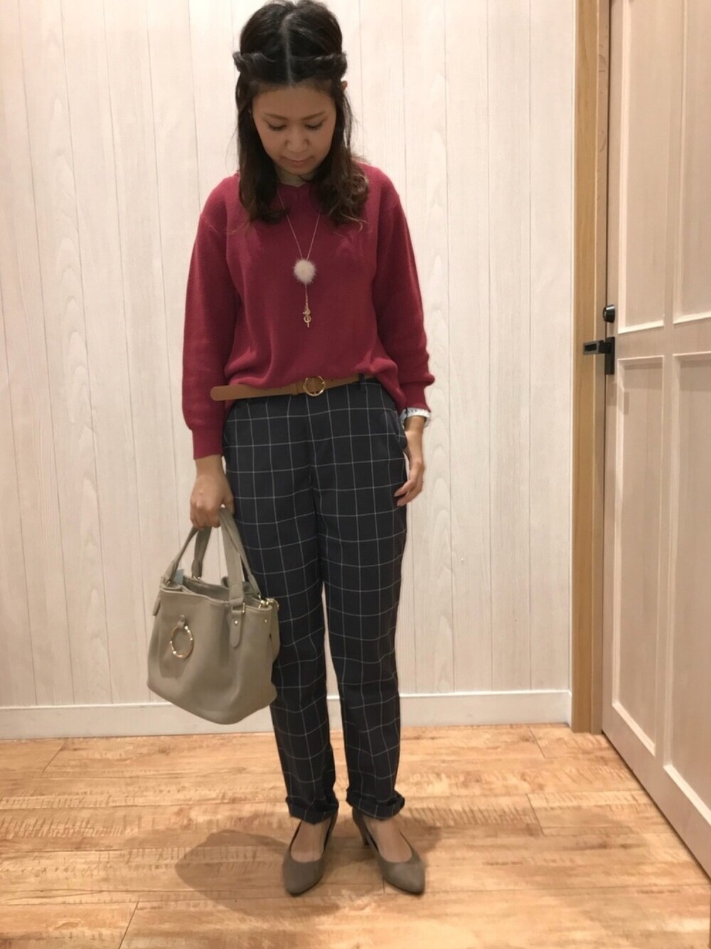 ベージュ系のパンプス、ベージュ系のバッグ、レッド系のニット/セーターを着用したレディースの秋コーディネートの1枚目の写真