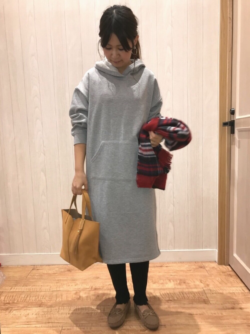 グレー系のワンピース/ドレス、ブラウン系のその他シューズ、イエロー系のバッグを着用したレディースの秋コーディネートの1枚目の写真