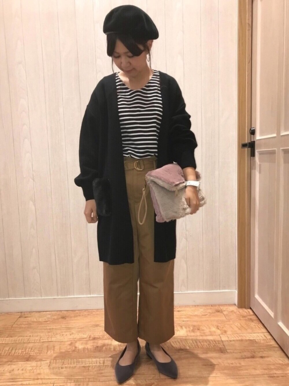 ブラック系のTシャツ/カットソー、ベージュ系のその他パンツ、グレー系のパンプスを着用したレディースの秋コーディネートの1枚目の写真