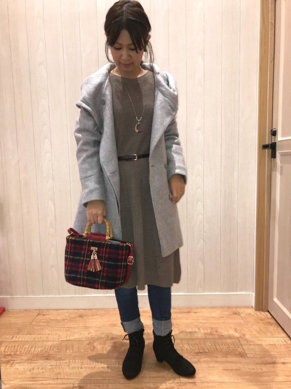 グレー系のその他アウター、ブラウン系のワンピース、ブラック系のブーツを着用したレディースの秋コーディネートの1枚目の写真