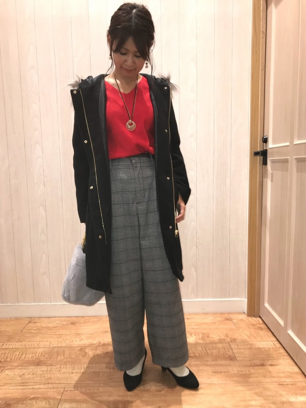 レッド系のニット/セーター、ブラウン系のその他パンツ、ブラック系のパンプスを着用したレディースの秋コーディネートの1枚目の写真