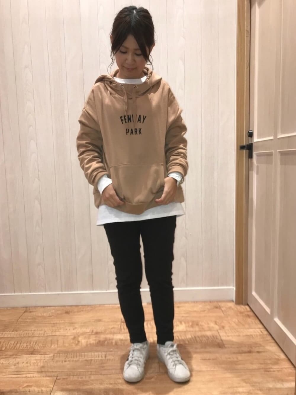 ブラック系のその他パンツ、ベージュ系のパーカー、ホワイト系のその他を着用したレディースの冬コーディネートの1枚目の写真