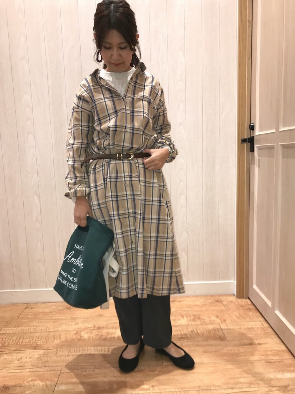 ブルー系のワンピース、ホワイト系のニット/セーター、グレー系のその他パンツを着用したレディースの冬コーディネートの1枚目の写真