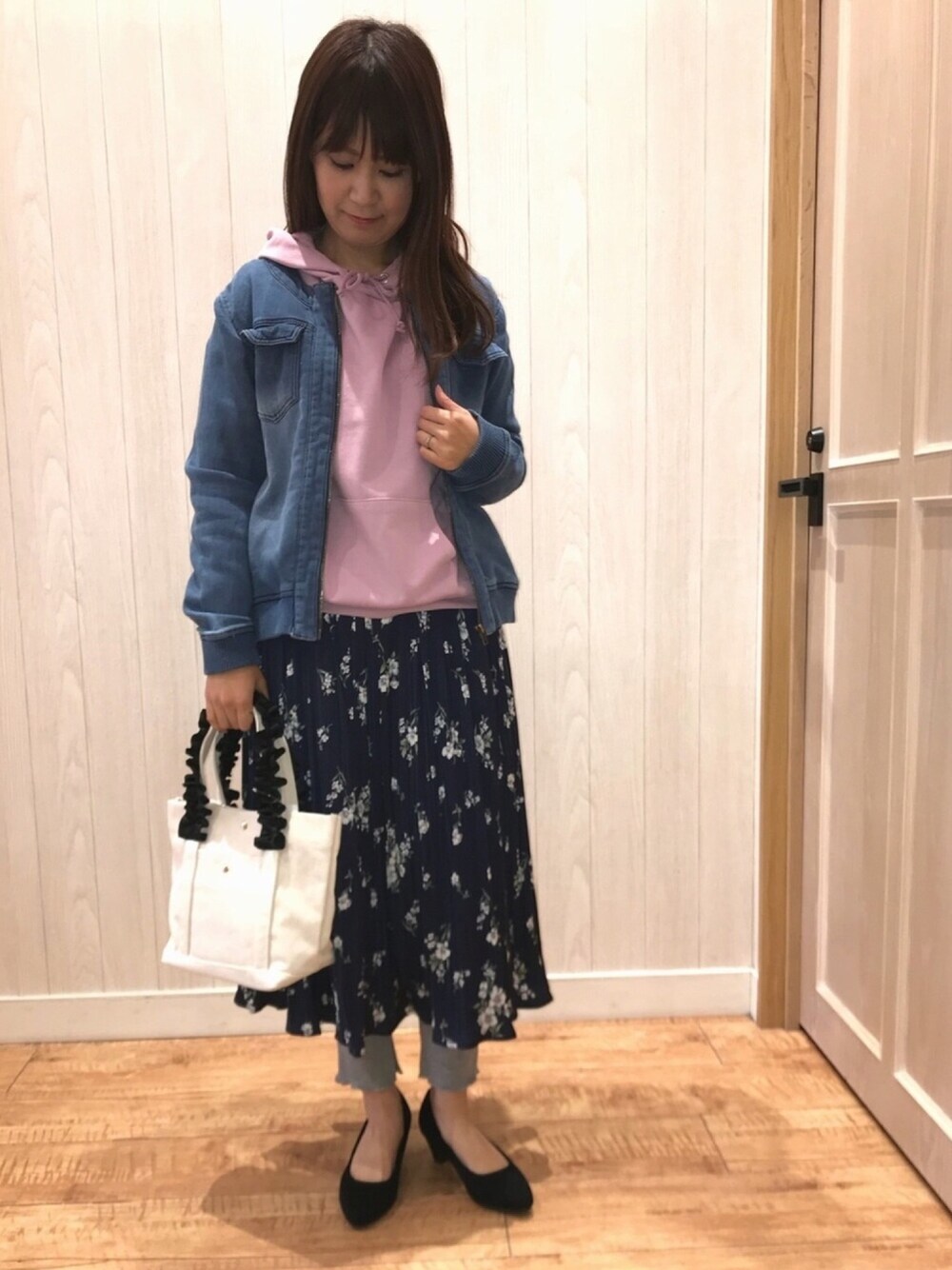 ブルー系のスカート、グレー系のその他パンツ、ブラック系のパンプスを着用したレディースの冬コーディネートの1枚目の写真