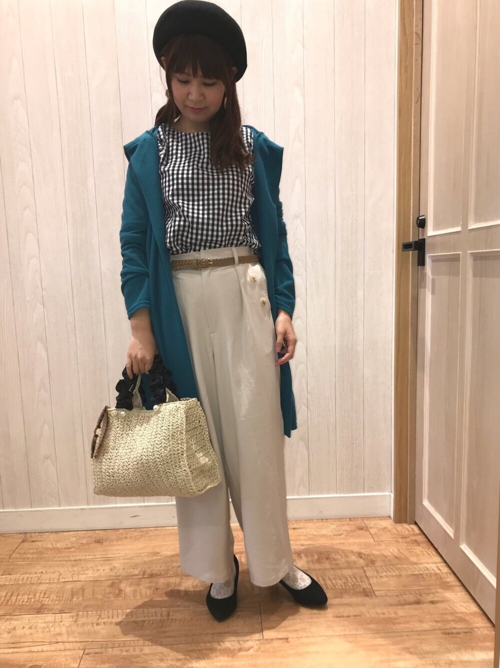 ブラック系のシャツ/ブラウス、グリーン系のカーディガン/ボレロ、ベージュ系のパンツを着用したレディースの春コーディネートの1枚目の写真