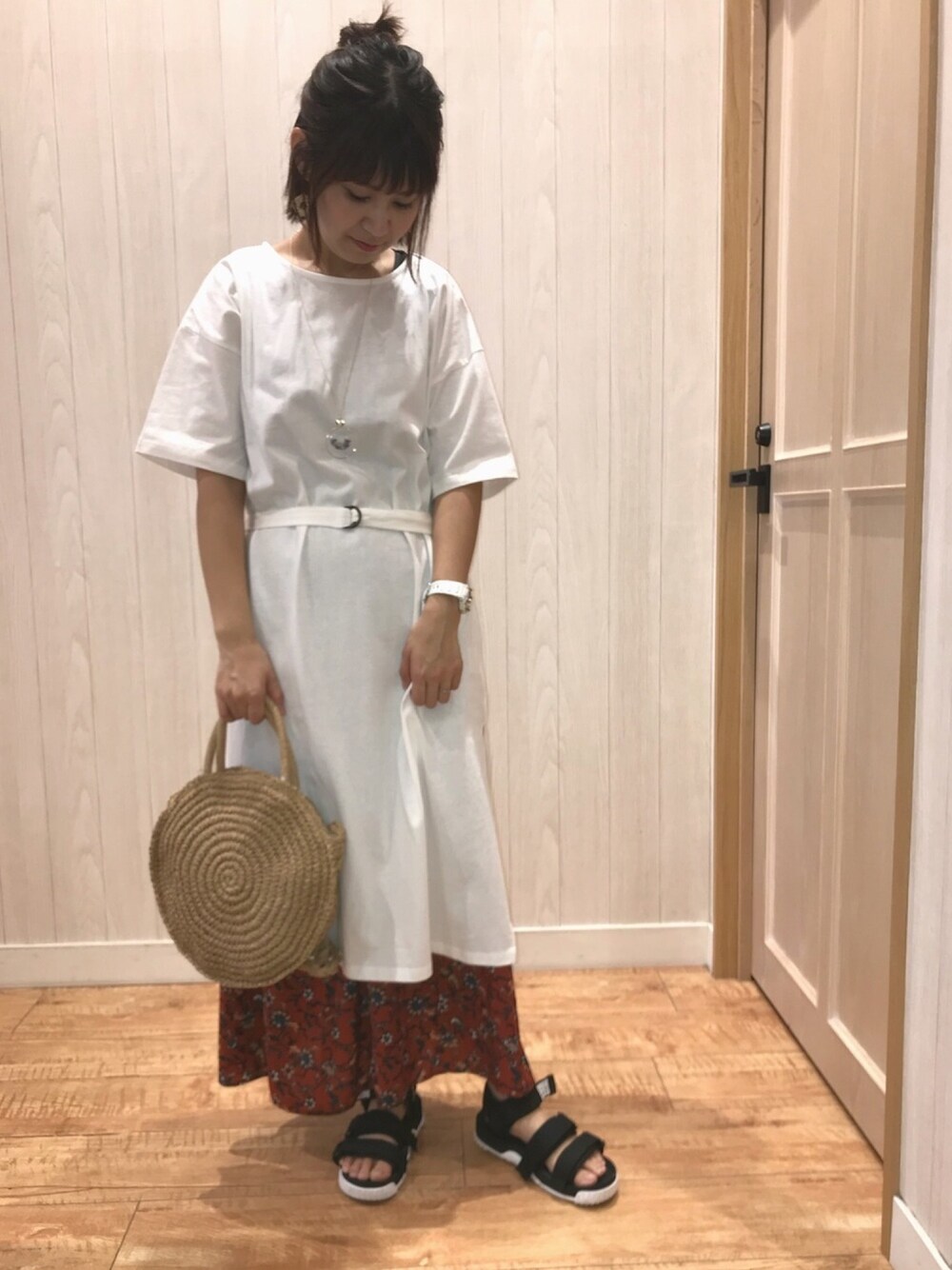 ホワイト系のワンピース、ベージュ系のトートバッグ、ホワイト系のワンピース/ドレスを着用したレディースの夏コーディネートの1枚目の写真