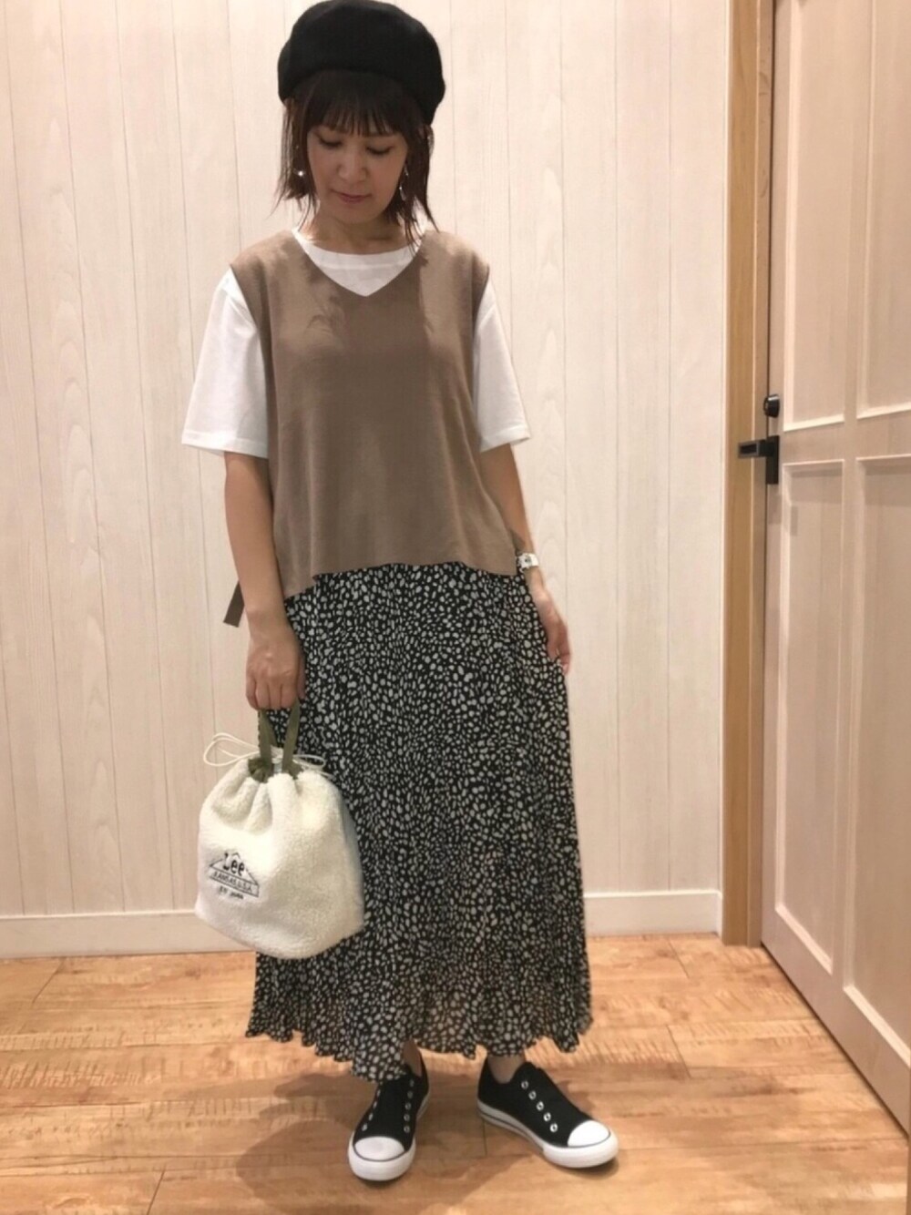 ホワイト系のトートバッグ、ブラック系のスニーカー、ブラウン系のアンサンブルを着用したレディースの夏コーディネートの1枚目の写真