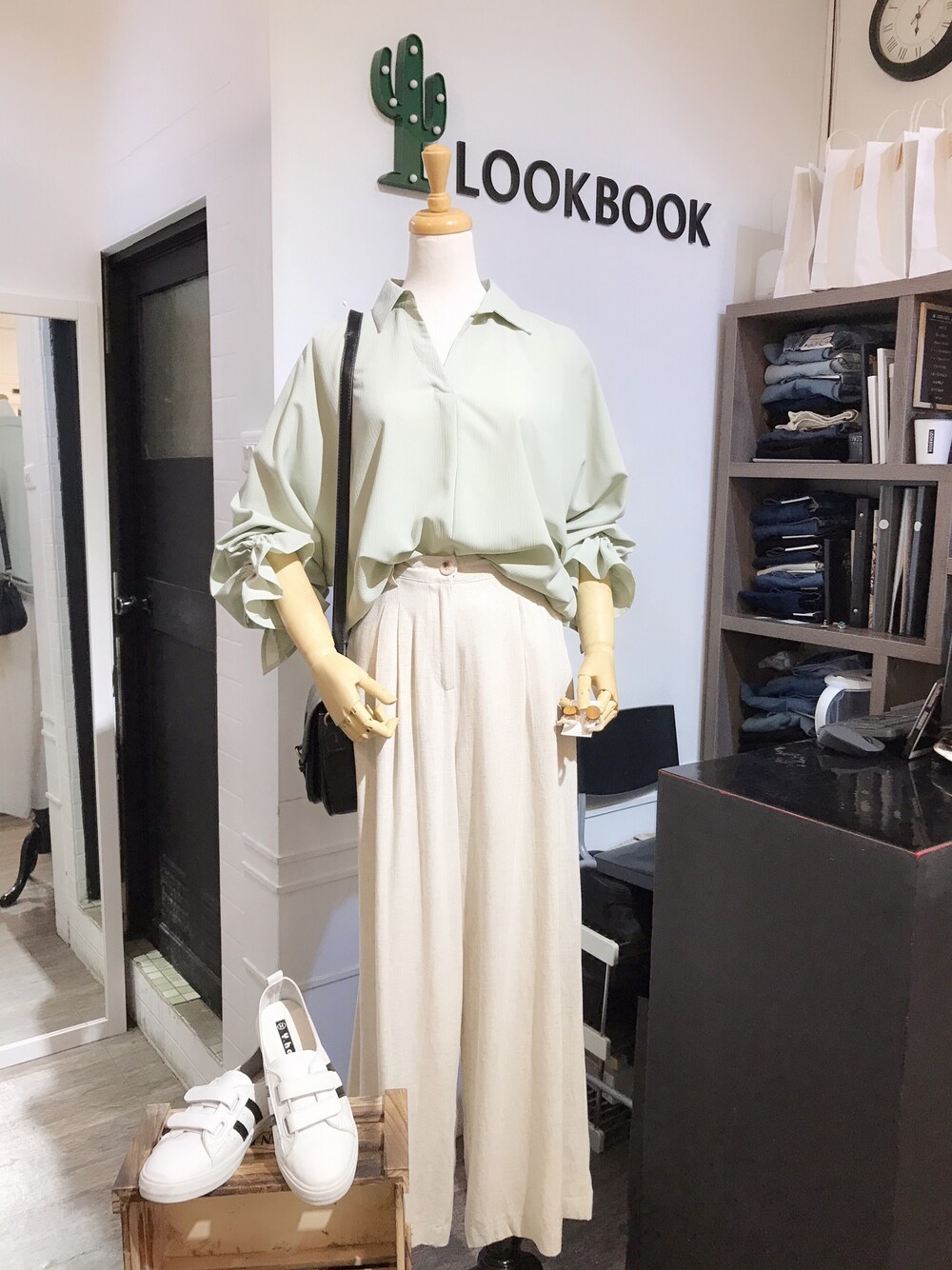 「秋裝、清潔感、Taiwan、Taichung、豐原、平價、襯衫、寬褲、LOOKBOOK穿搭冊、耳環」｜「LOOKBOOK穿搭冊のアイテム（チノパンツ、ベージュ系）」を使った、Yuli 🌵 LOOKBOOK➸穿搭冊さん（レディース・168cm）の秋コーディネートの1枚目の写真