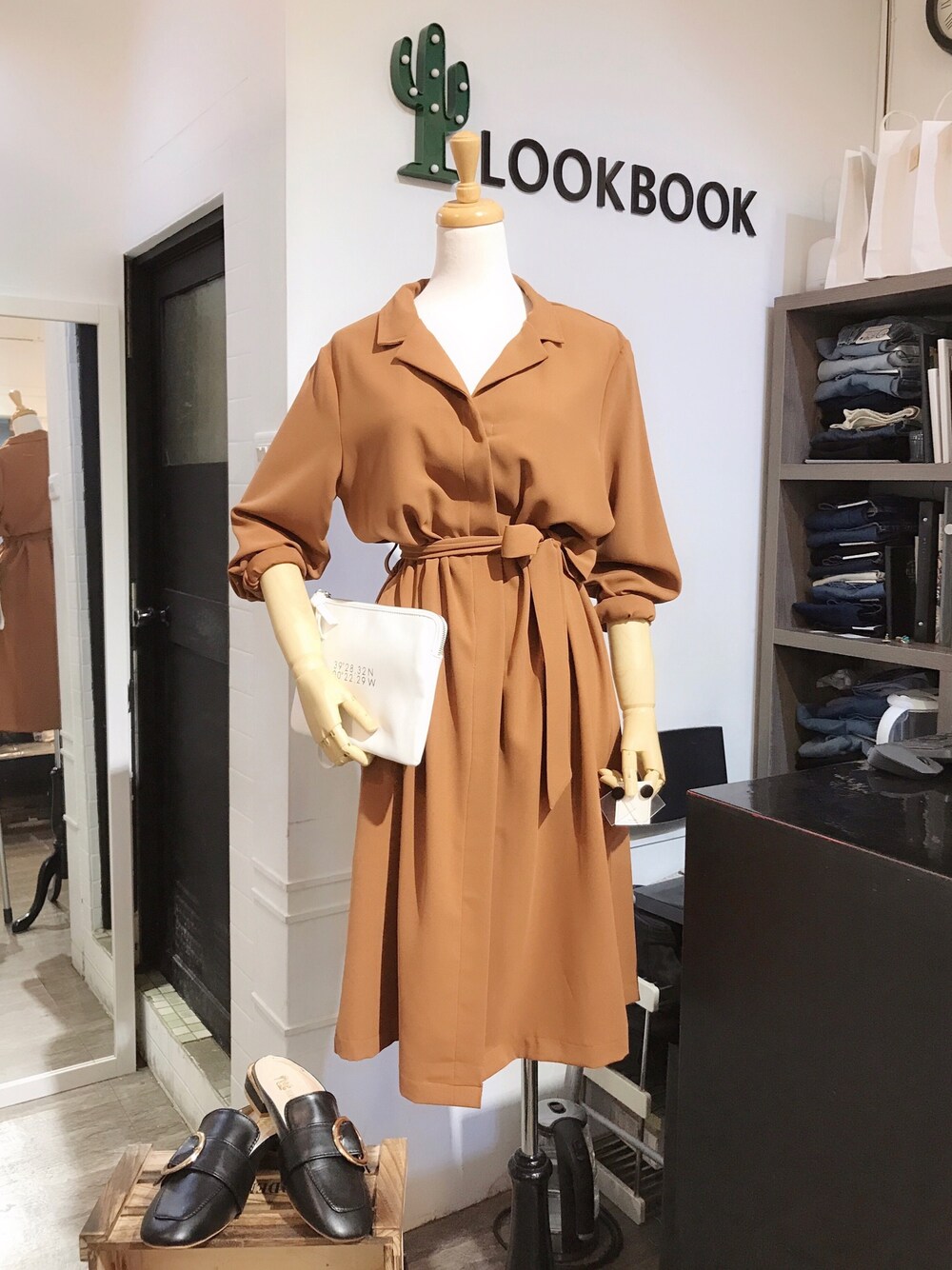 「dress、fall style、Taiwan、Taichung、豐原、平價、服飾店、LOOKBOOK穿搭冊、handbag、earrings」｜「LOOKBOOK穿搭冊のアイテム（シャツワンピース、ブラウン系）」を使った、Yuli 🌵 LOOKBOOK➸穿搭冊さん（レディース・168cm）の秋コーディネートの1枚目の写真