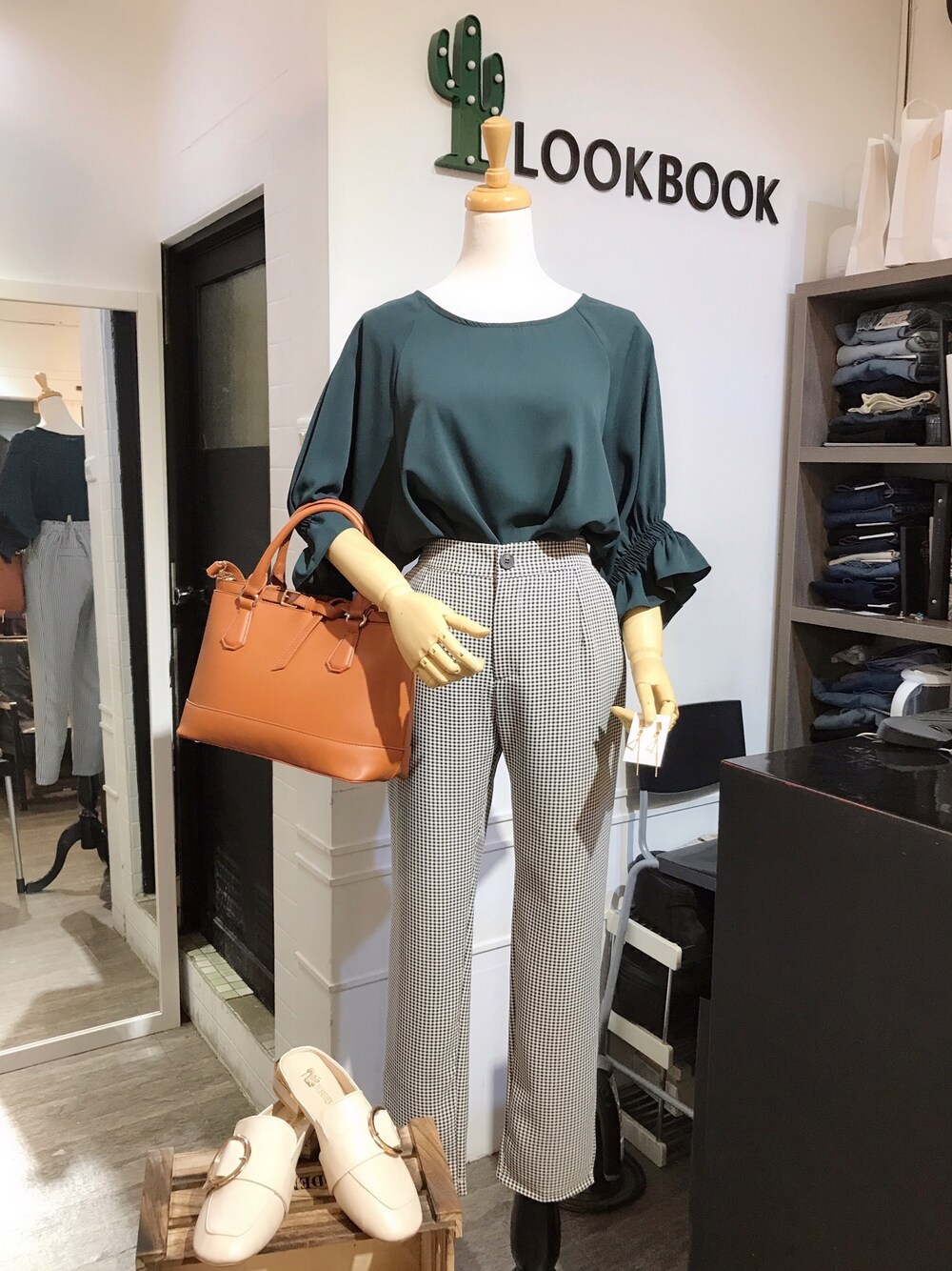 「top、pants、BAG、muller、earrings、Taiwan、Taichung、豐原、平價時尚、LOOKBOOK穿搭冊」｜「LOOKBOOK穿搭冊のアイテム（その他トップス、グリーン系）」を使った、Yuli 🌵 LOOKBOOK➸穿搭冊さん（レディース・168cm）の秋コーディネートの1枚目の写真