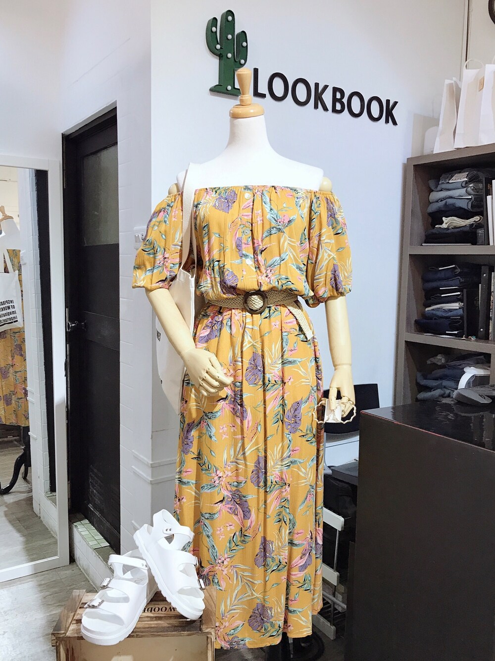 「vacation、dress、ootd、秋、earrings、BAG、Taiwan、Taichung、豐原、LOOKBOOK穿搭冊」｜「LB穿搭冊のアイテム（ワンピース、イエロー系）」を使った、Yuli 🌵 LOOKBOOK➸穿搭冊さん（レディース・168cm）の秋コーディネートの1枚目の写真