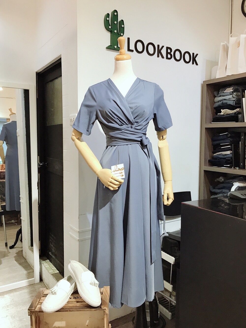 「dress、ootd、秋、Taiwan、Taichung、豐原、平價服飾、LOOKBOOK穿搭冊」｜「LB穿搭冊のアイテム（ワンピース、ブルー系）」を使った、Yuli 🌵 LOOKBOOK➸穿搭冊さん（レディース・168cm）の秋コーディネートの1枚目の写真