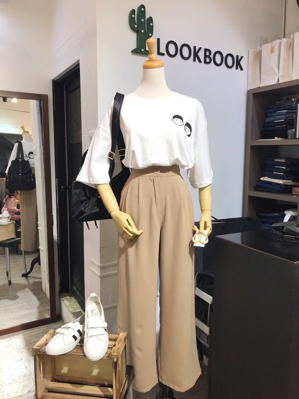 「ootd、Taiwan、Taichung、Fengyuan、boutique、豐原、平價服飾店、LOOKBOOK穿搭冊、Yuli、shoponline」｜「LB穿搭冊のアイテム（Tシャツ/カットソー、ホワイト系）」を使った、Yuli 🌵 LOOKBOOK➸穿搭冊さん（レディース・168cm）の秋コーディネートの1枚目の写真