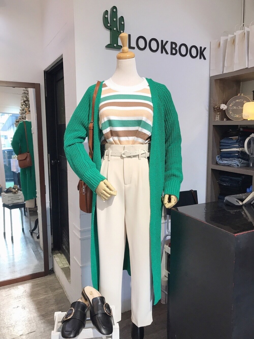「ootd、針織外套、針織上衣、老爺褲、穆勒鞋、小方包、台中、豐原、平價服飾店、LOOKBOOK穿搭冊」｜「LB 穿搭冊のアイテム（ニット/セーター、その他）」を使った、Yuli 🌵 LOOKBOOK➸穿搭冊さん（レディース・168cm）の冬コーディネートの1枚目の写真