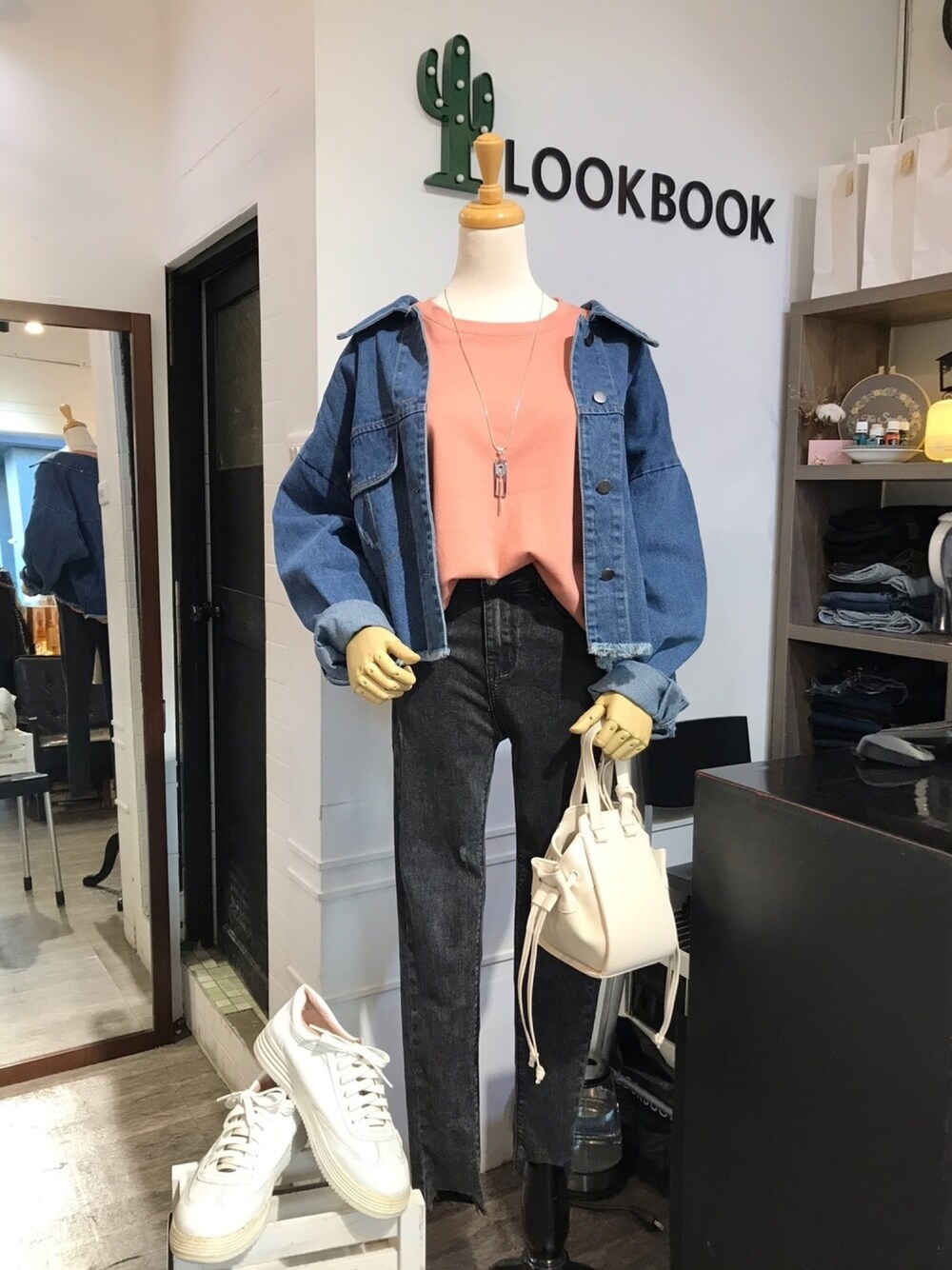 「Taiwan、Taichung、Fengyuan、boutique、LOOKBOOK穿搭冊、Yuli、平價時尚、牛仔外套、項鍊、春夏」｜「LB 穿搭冊のアイテム（デニムジャケット、ブルー系）」を使った、Yuli 🌵 LOOKBOOK➸穿搭冊さん（レディース・168cm）の春コーディネートの1枚目の写真