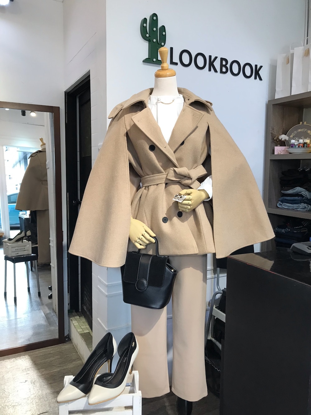 「台湾、台中、豐原、廟東夜市附近、斗篷、寬褲、雪紡上衣、包包、Yuli、LOOKBOOK穿搭冊」｜「LB 穿搭冊のアイテム（シャツ/ブラウス、ホワイト系）」を使った、Yuli 🌵 LOOKBOOK➸穿搭冊さん（レディース・168cm）の春コーディネートの1枚目の写真