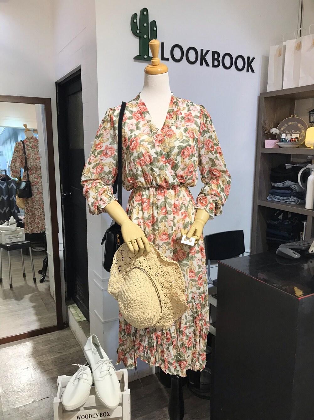 「台湾、台中、豐原、廟東夜市附近、平價服飾店、花朵、洋裝、耳環、小白鞋、LOOKBOOK穿搭冊」｜「LB 穿搭冊のアイテム（ワンピース、ベージュ系）」を使った、Yuli 🌵 LOOKBOOK➸穿搭冊さん（レディース・168cm）の春コーディネートの1枚目の写真