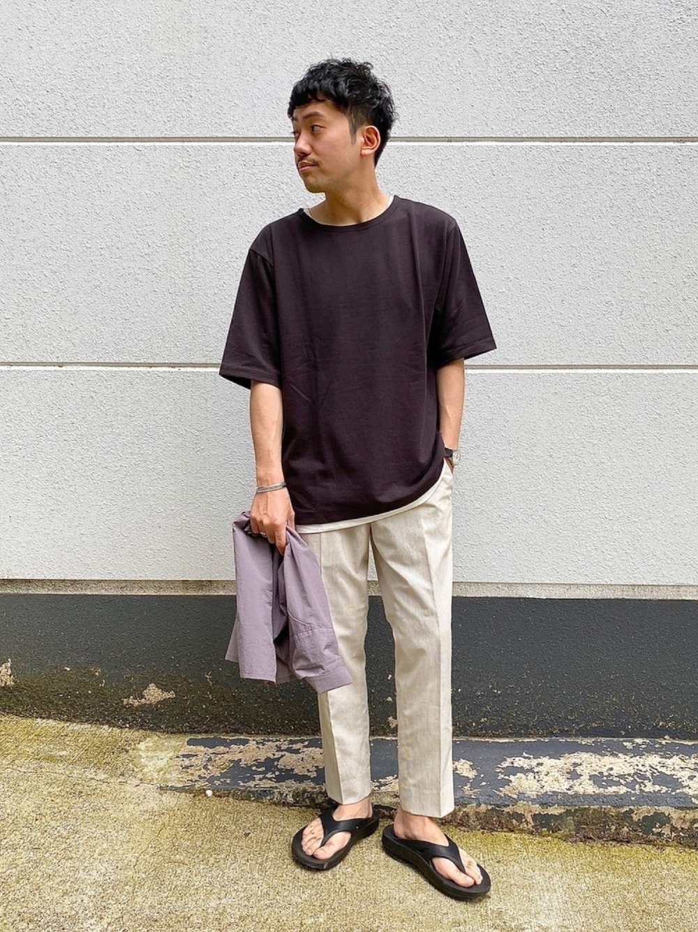 「ビッグシルエット、白パンツ、レイヤードスタイル、大人カジュアル、くすみカラー、リカバリーサンダル、GLOBAL WORK、oofos、リネンパンツ」｜「GLOBAL WORKのサッカーレイヤード/878593（Tシャツ/カットソー、ブルー系）」を使った、KENnYA_gwさん（メンズ・169cm）の夏コーディネートの1枚目の写真