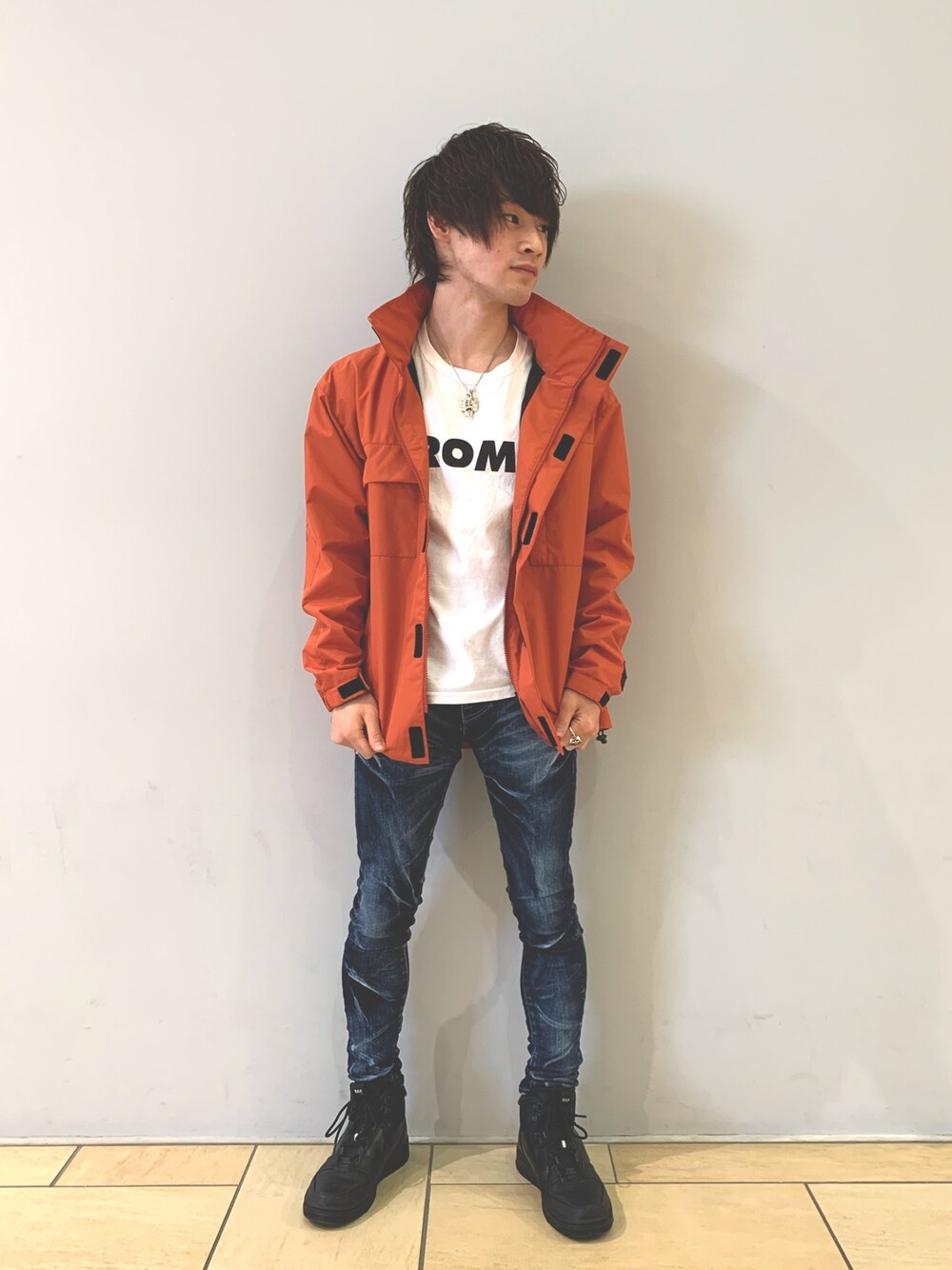 「シンプル、AVIREX、オレンジ、デニムパンツ、ナイキスニーカー、細身、AVIREX湘南」｜「AVIREXのレインパーカー/RAIN PARKA（ブルゾン、オレンジ系）」を使った、RYOさん（メンズ・163cm）の冬コーディネートの1枚目の写真
