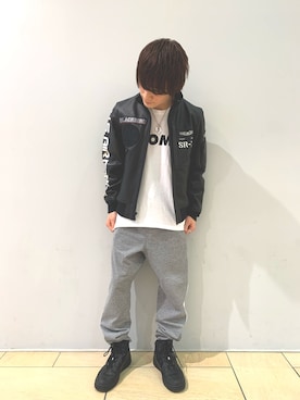 「グレーパンツ」｜「アイテム（ライダースジャケット）」を使った、RYOさん（メンズ・163cm）の春コーディネート