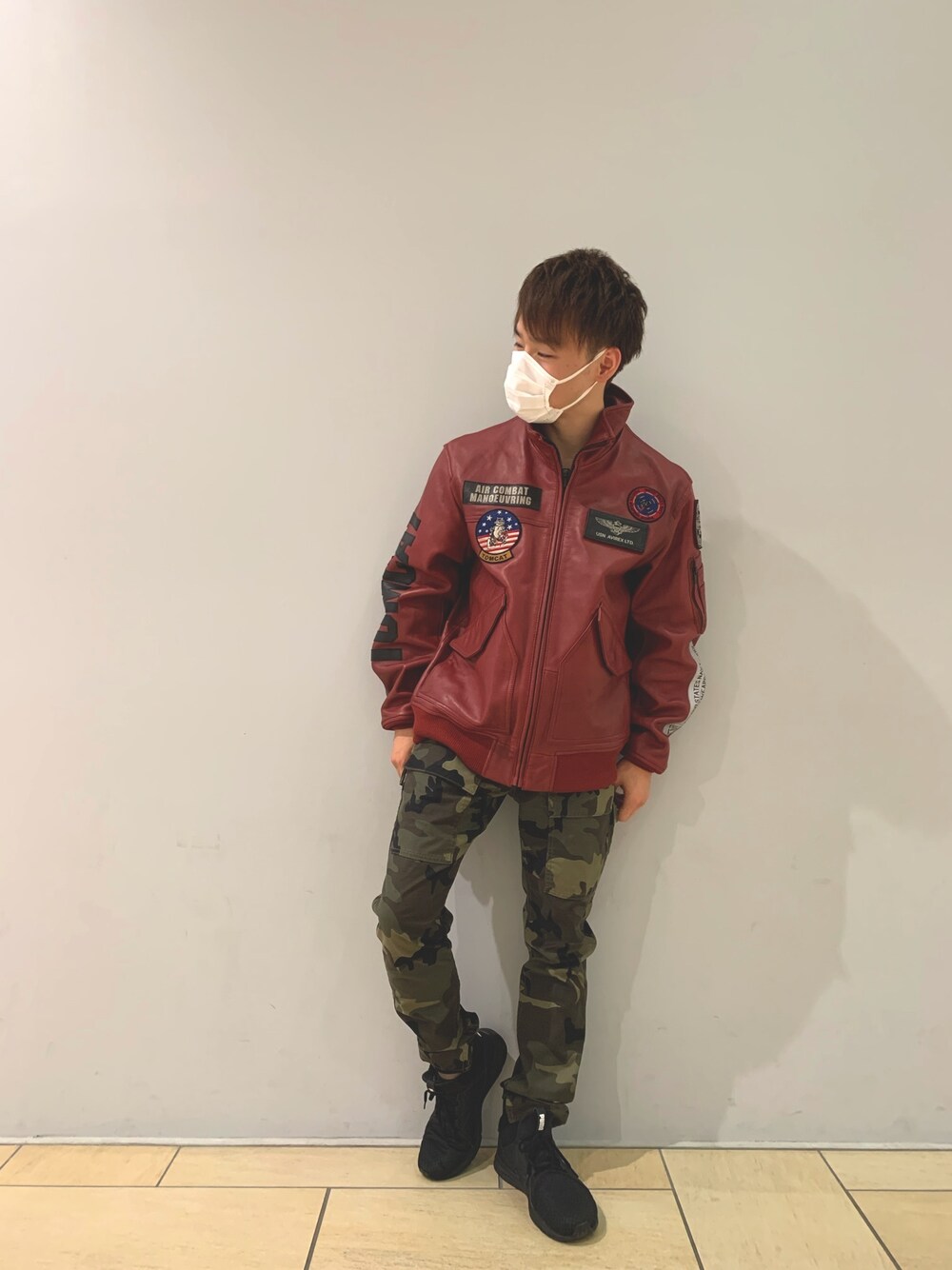 レッド系のミリタリージャケット、その他のパンツを着用したメンズの秋コーディネートの1枚目の写真