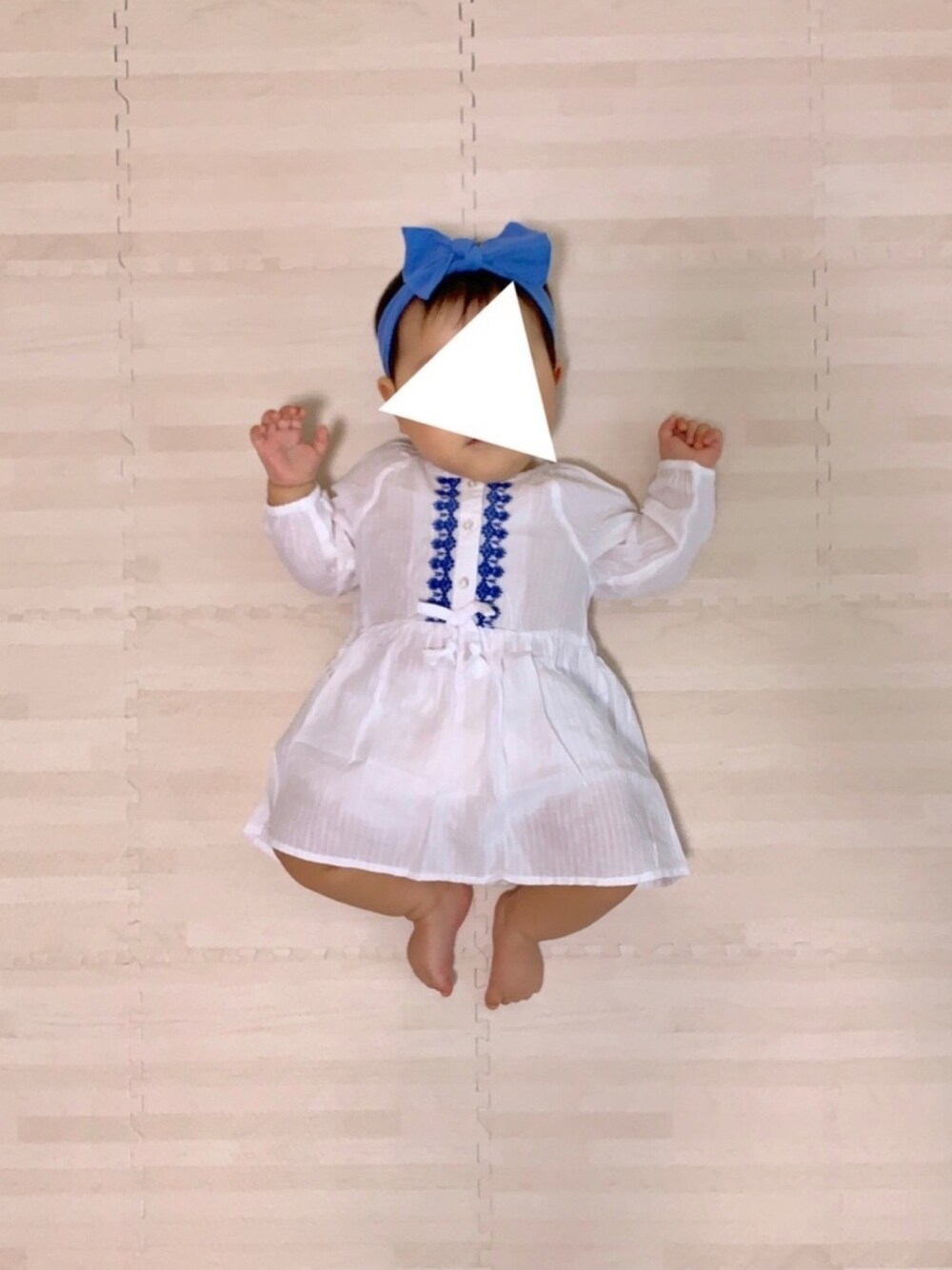 「０歳、8ヶ月、赤ちゃんコーデ、ベビーコーデ、おんなのこコーデ、ヘアバンド、白ワンピース、刺繍ワンピース、大人コーデ、秋コーデ」｜「H&Mのアイテム（チュニック、ホワイト系）」を使った、Umi☺︎さん（キッズ・70cm）の秋コーディネートの1枚目の写真